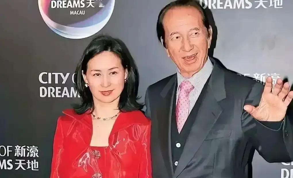 信德集团发布会闪光灯下，何超琼那块珍珠表盘内侧，惊现激光刻字“Danny1985