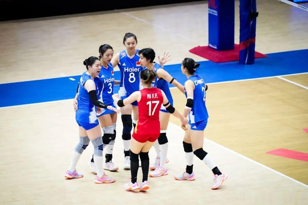 中国女排0比3捷克女排6月3日，女排世联赛南京站，中国女排新赛季国际首秀0-3不