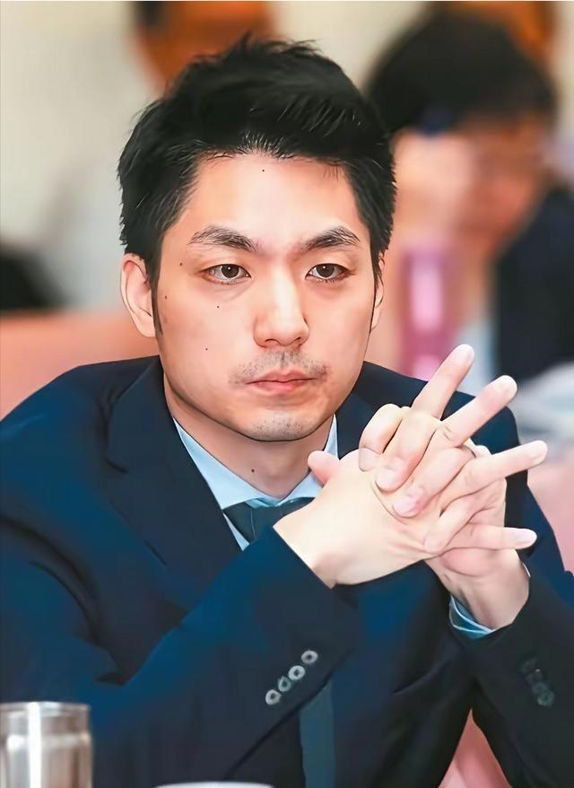 最近蒋家那个后人，又喊话想把两口棺椁迁回大陆，奉化那边连地都有人提过选好了。
