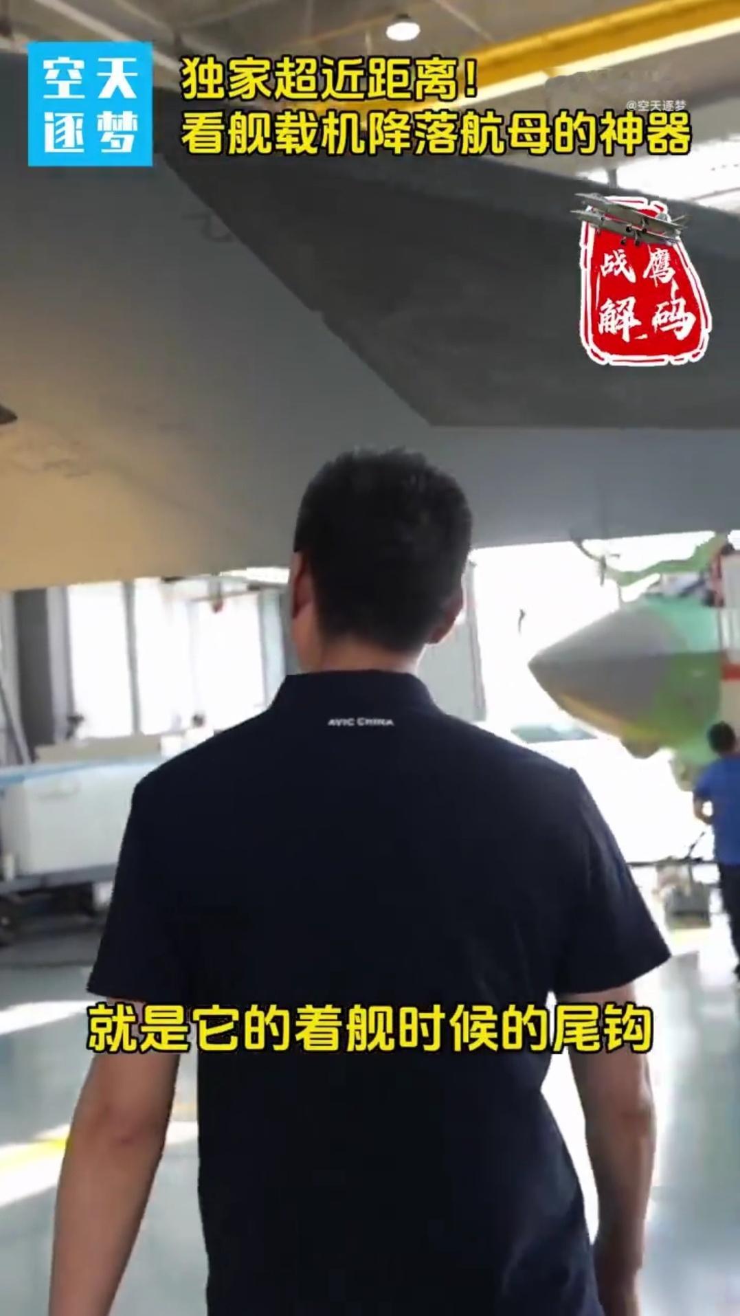 山东舰10架舰载战斗机列阵烽火问鼎计划央视在沈飞报道歼15T，结果后面的绿皮机抢