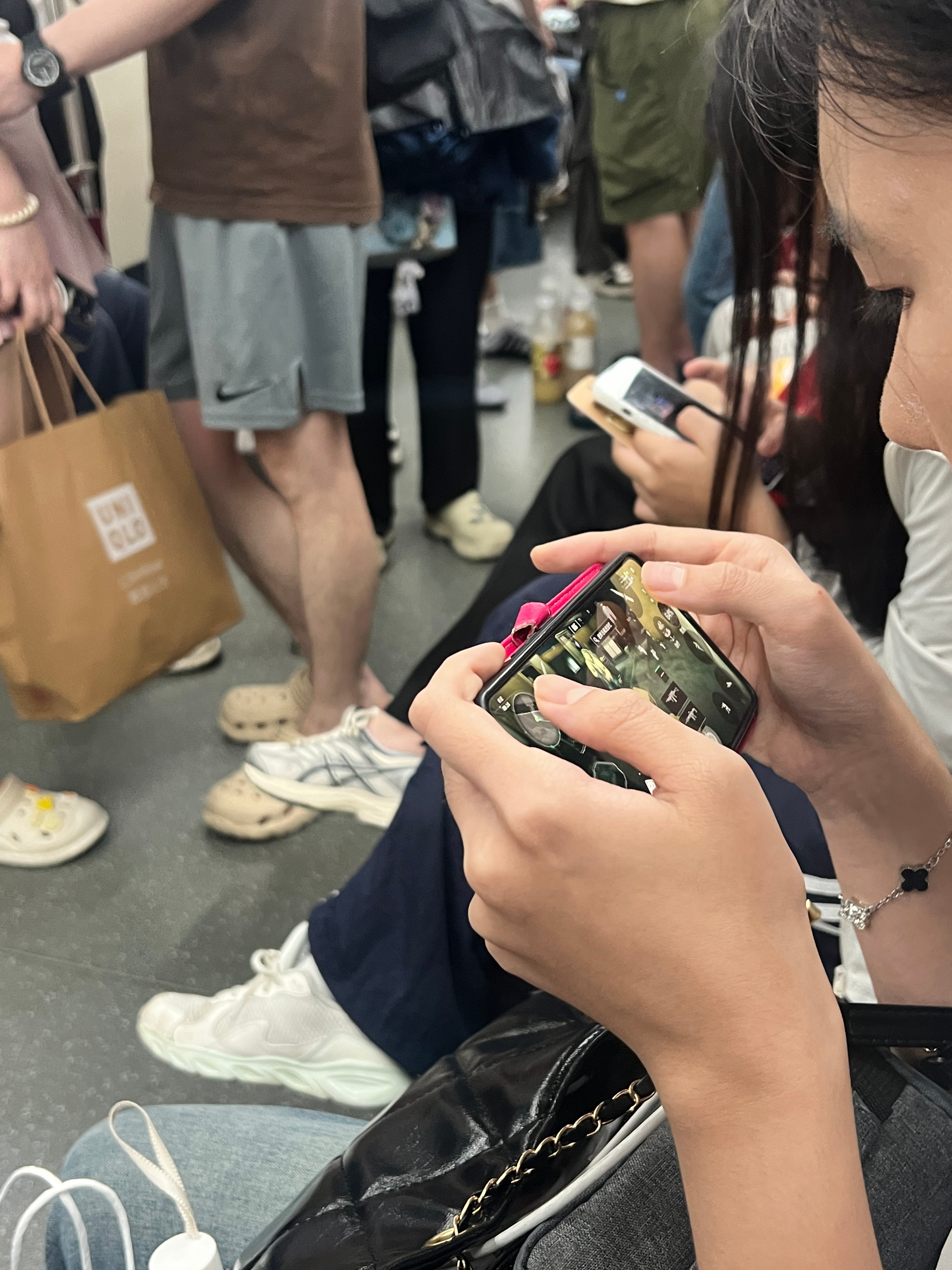 地铁里，挨着的一姑娘戴着耳机，突然大喊：我C！还有！！！声音巨大，整个车厢为之侧