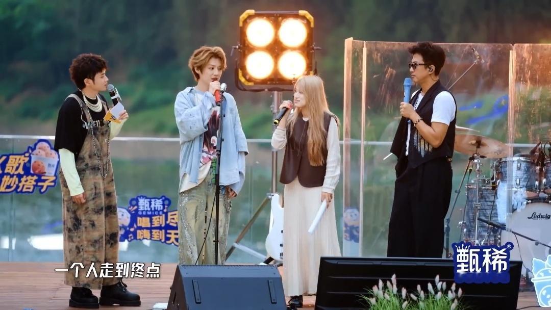 鹿晗降key和粉丝合唱鹿晗和粉丝合唱好温柔哈哈哈哈哈 等到了！鹿晗和粉丝合唱这段