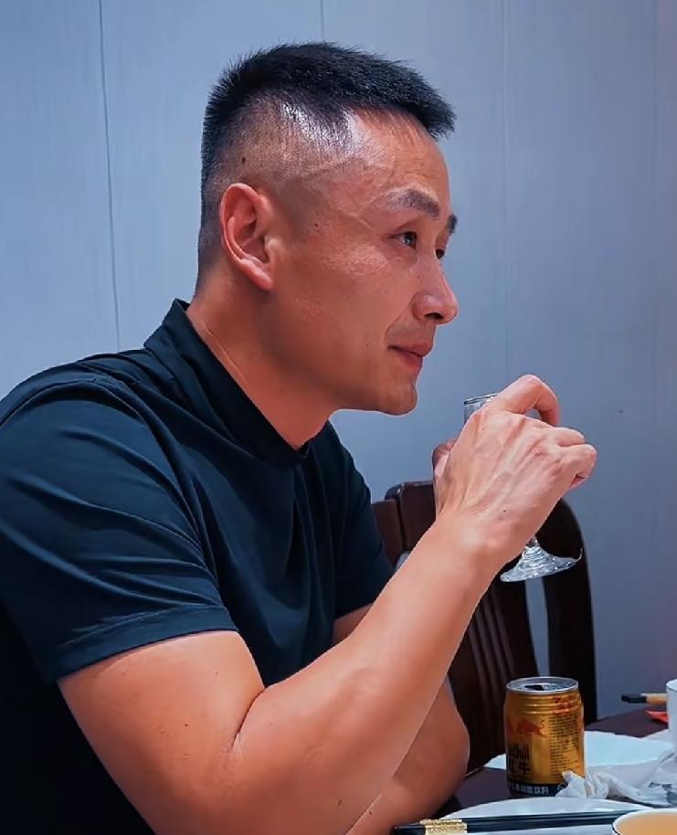 有故事的男人最迷人，男人不要长得有多帅，也不要多么有钱，男人要做一个有故事的人，