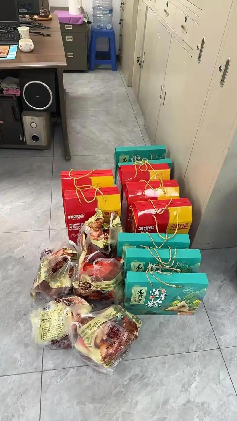 我是一名已经退休的公务员，经常有人问我，退休之后单位逢年过节还发米面油、节日礼盒