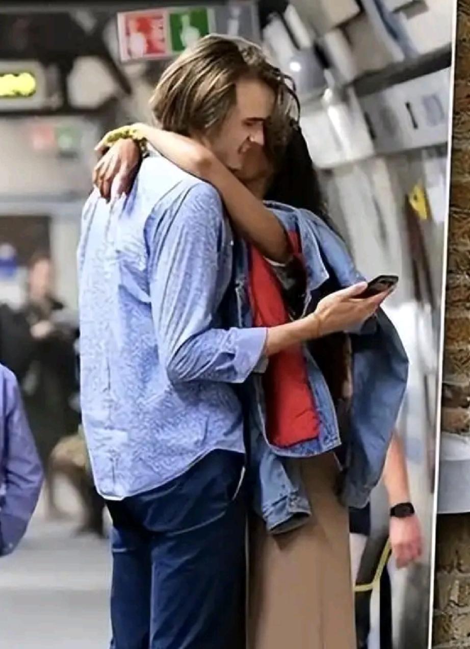 奥巴马二女儿的男友和奥巴马一样都是黑白混血儿。
这个小伙不但长的帅，还是个官二代