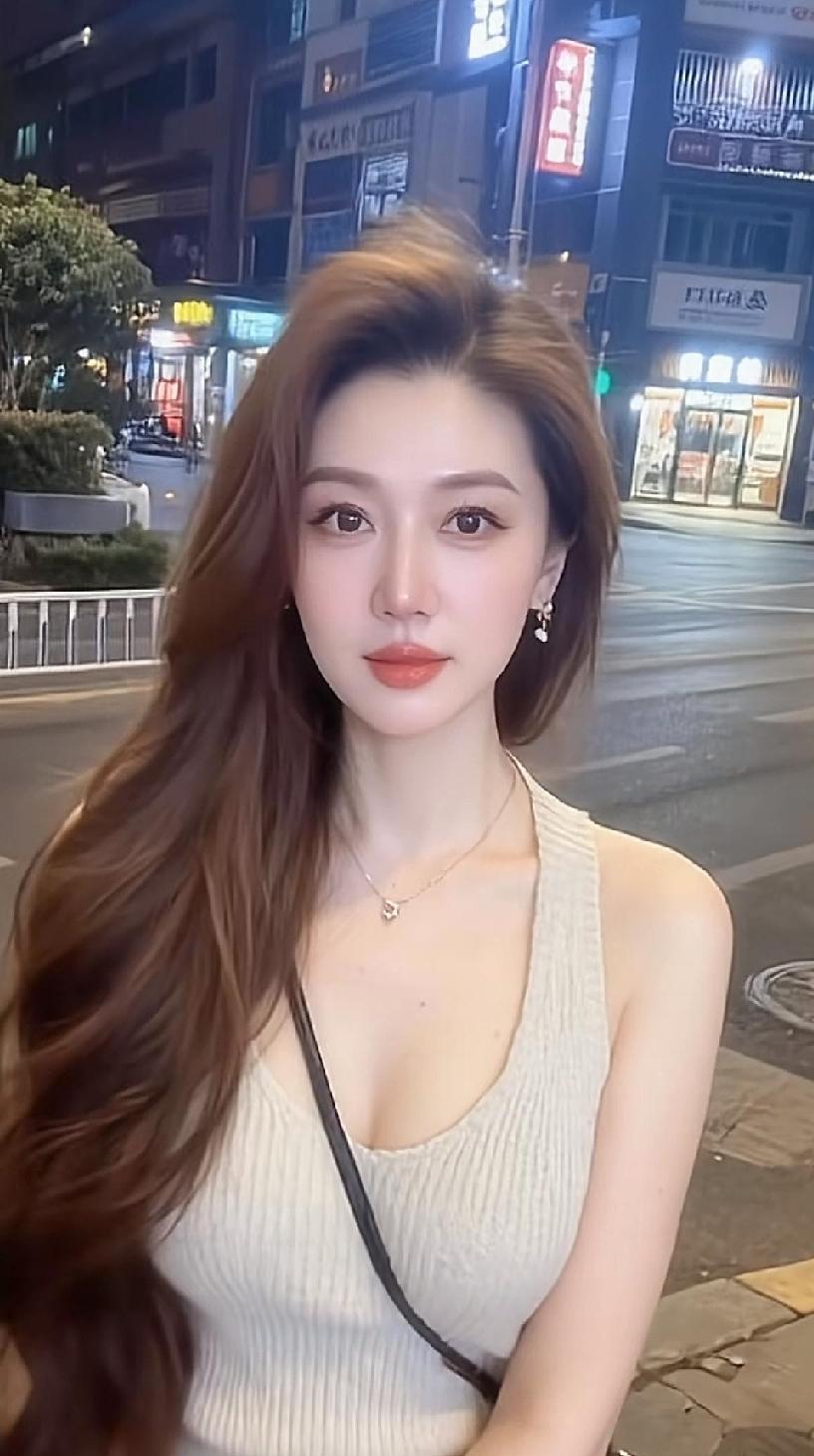 哇！好美呀！
这样风情万种，性感迷人的绝色美女，我敢说，我们市里面都很难再找出一