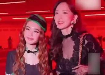 在巴黎时装周的Valentino秀场，一场惊喜同框引爆网络。林志玲一袭黑色薄纱裙