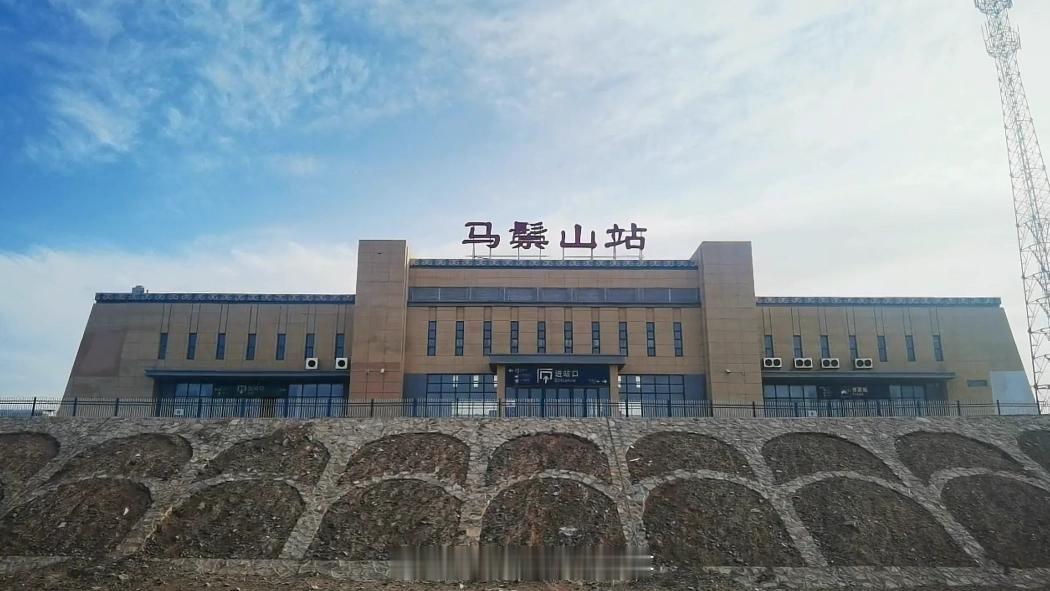 铁路一日一站【马鬃山站】位于中国甘肃省酒泉市肃北蒙古族自治县马鬃山镇，建于201