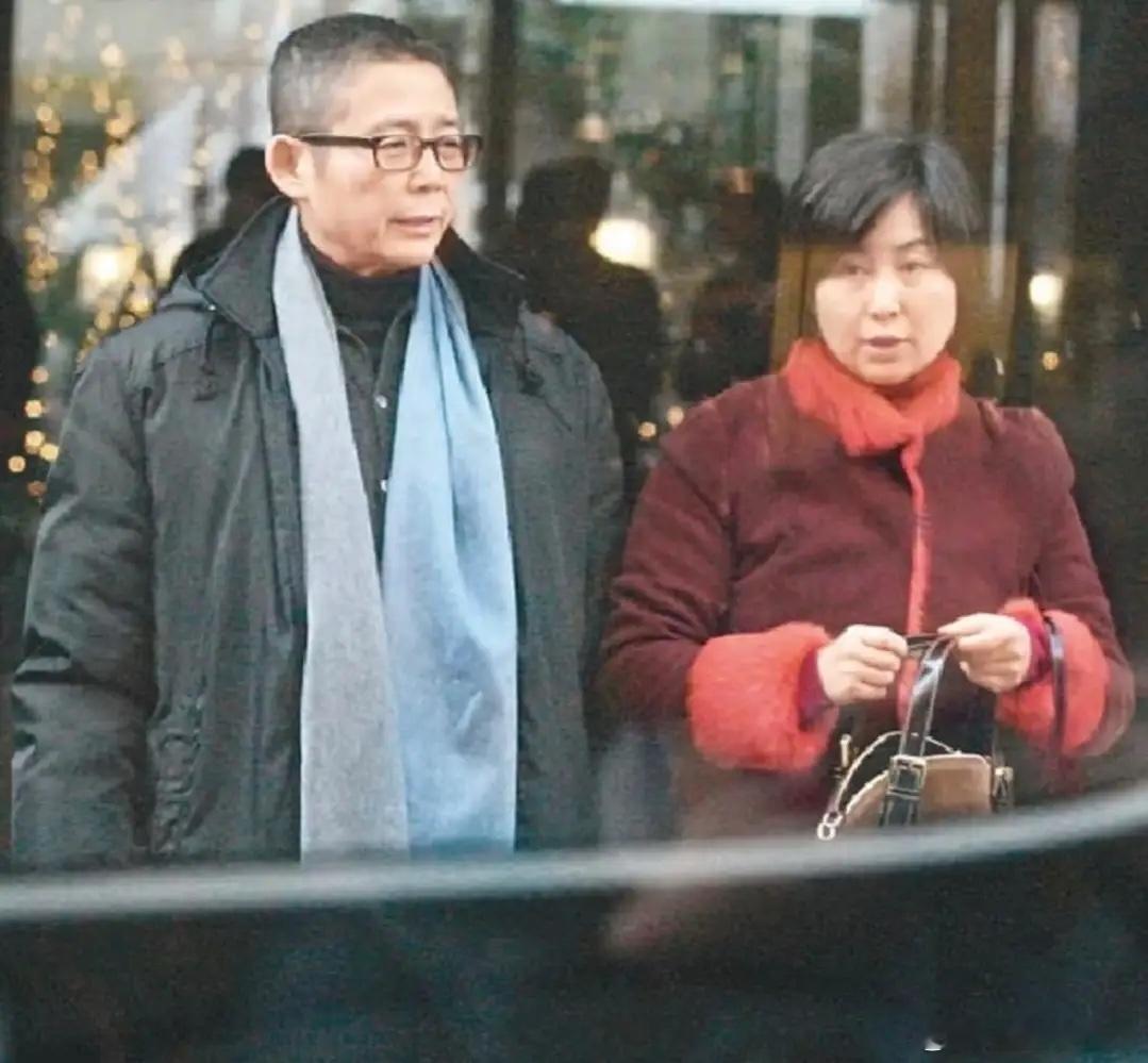 何超琼密友俞琤开个唱，刘嘉玲张叔平现身支持，72岁状态好显年轻！ 