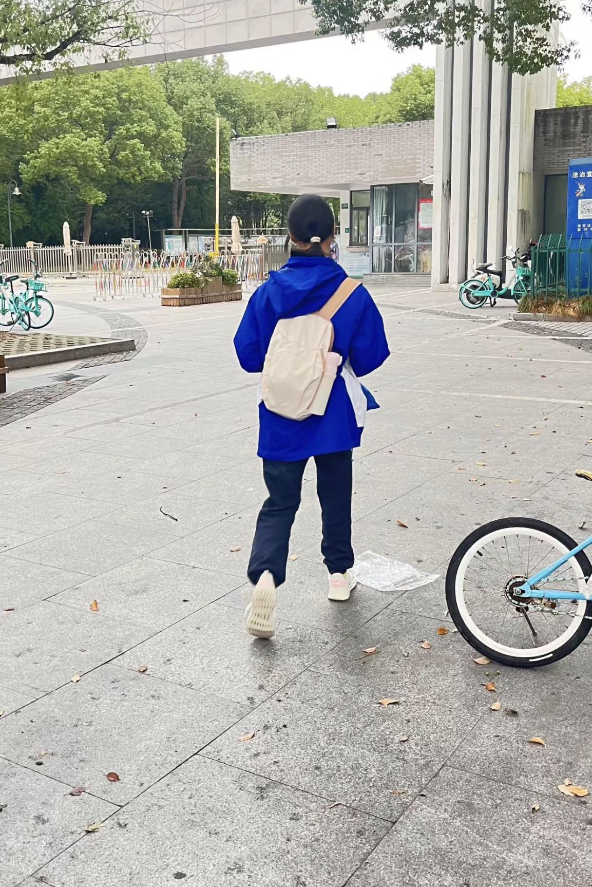 女儿，
今天放学回到家，你坐在沙发上开始刷手机，一直到吃晚饭。

吃好饭后，我以
