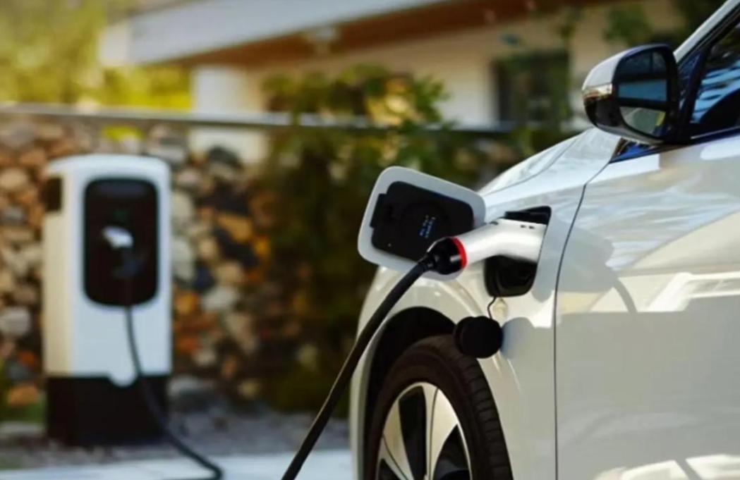 昨天一个朋友问我：2026年了，买车到底买油还是买电？
他说他算了一笔账。30万