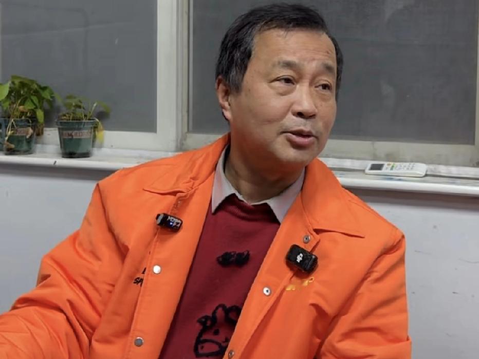 现在的沈巍越来越看不懂了，过去的标签一个也没有了，那个曾经被人尊敬被人追捧的流浪