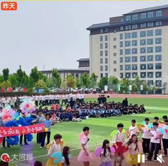 看到一群中学生扮成“巴啦啦小魔仙”入场，竟让人瞬间泪目：我们的运动会，终于不再是