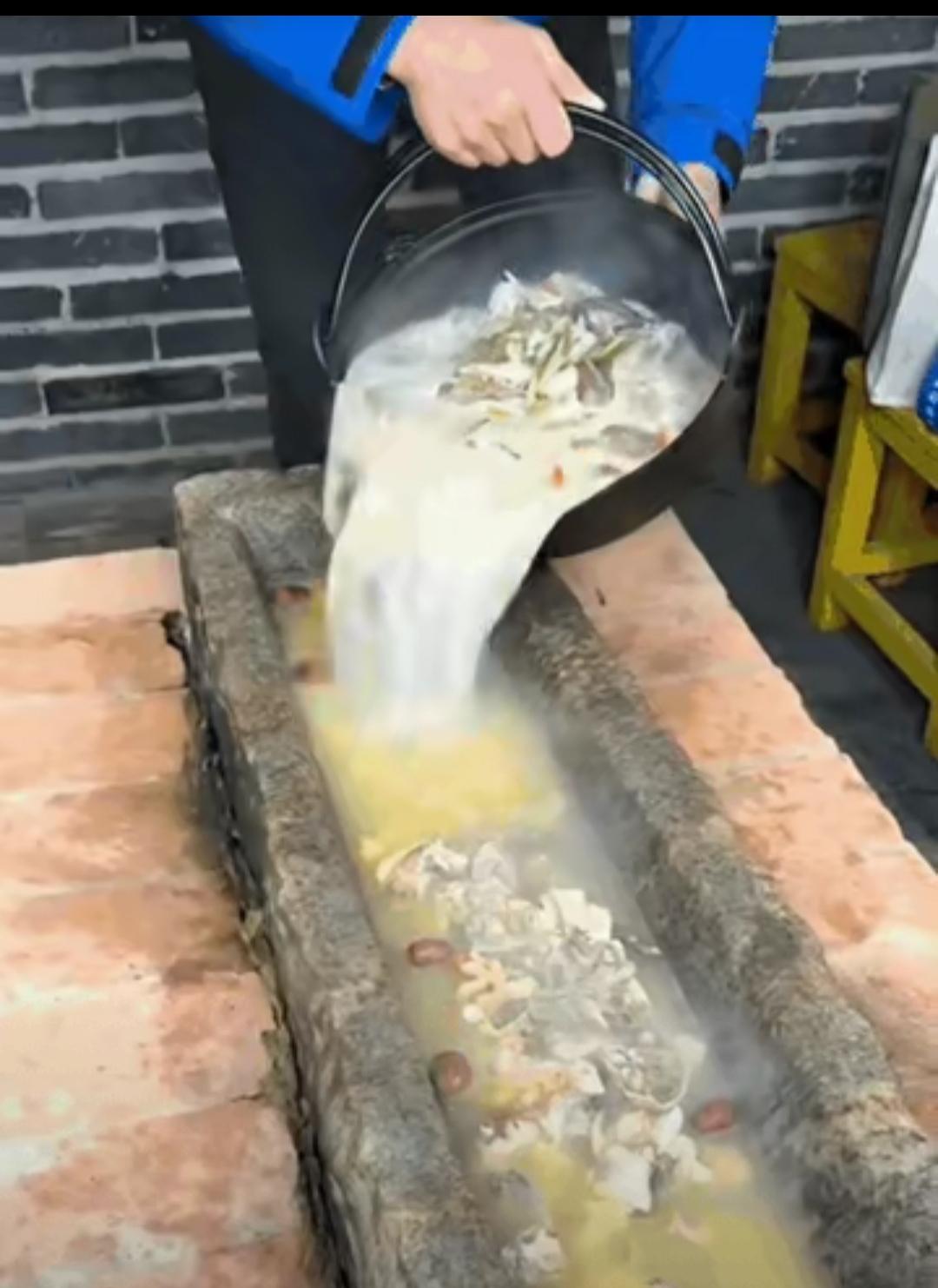 可能“城巴佬”没见过觉得很新颖，很稀奇。但凡在农村呆过的，都知道，这是“猪食槽”