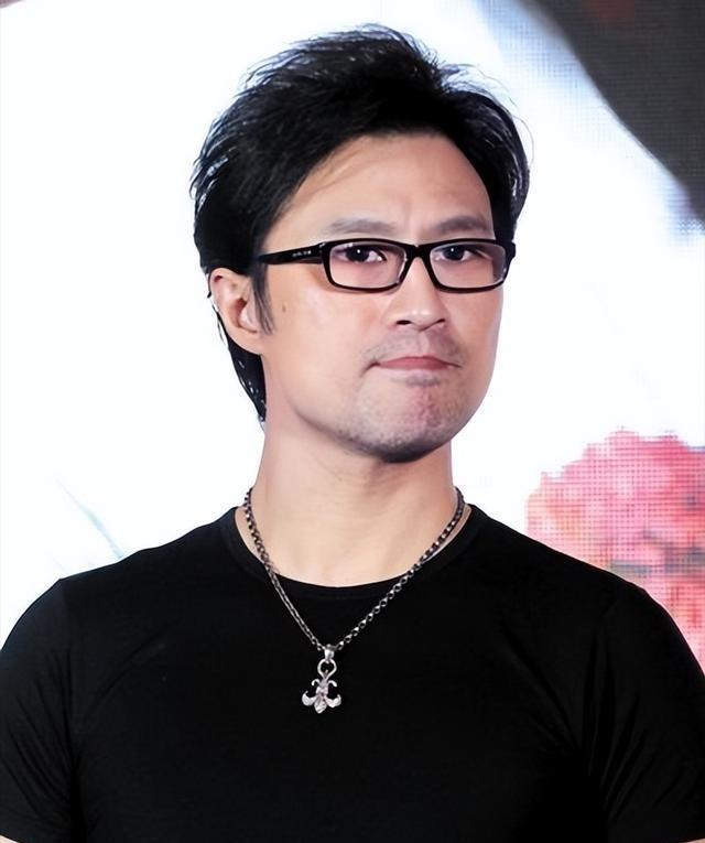 当年，葛荟婕被汪峰赶出家门，她苦苦哀求汪峰：“我好歹给你生了个孩子，你多少得给点