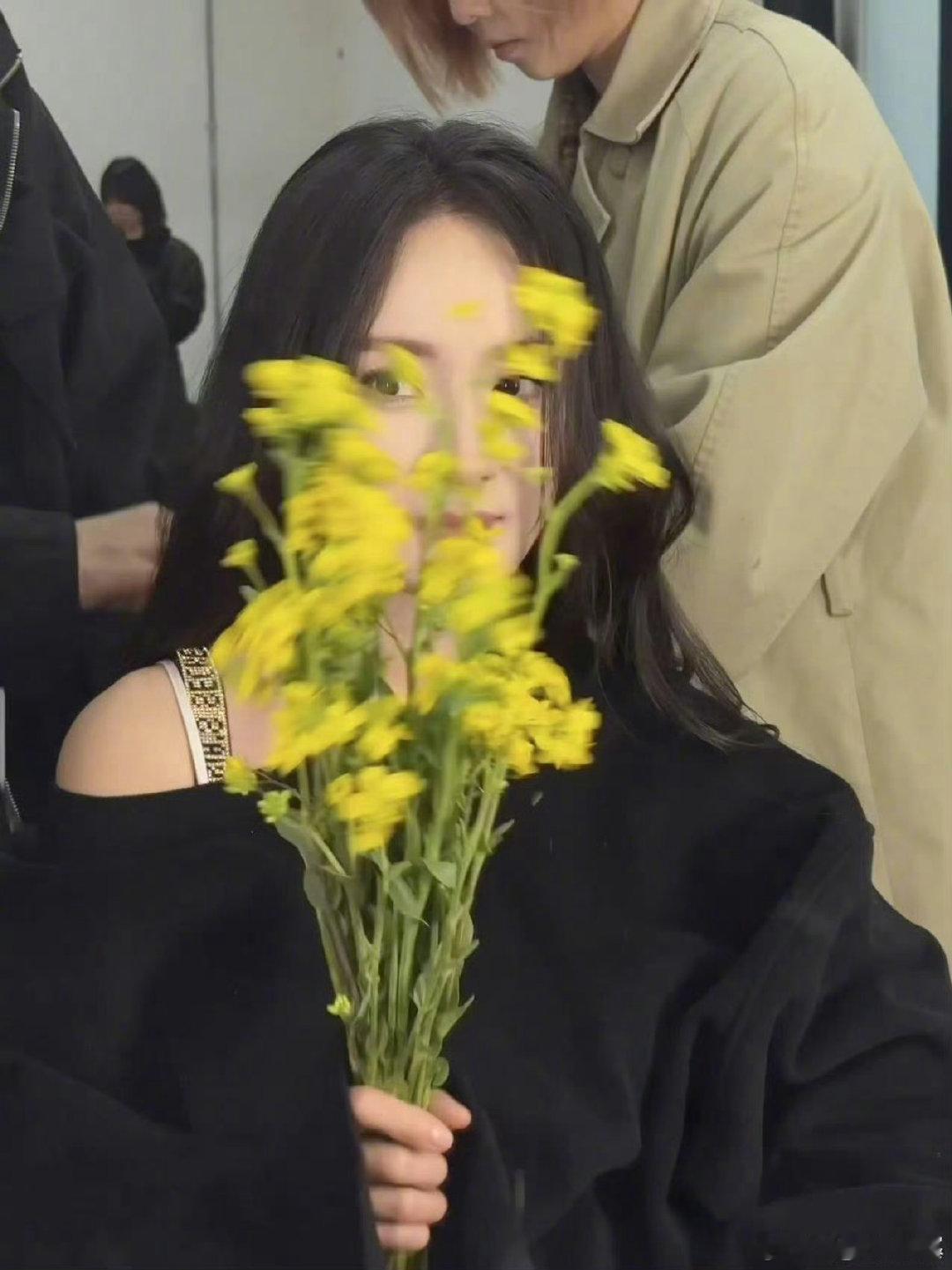 难怪杨幂爸妈小时候舍不得打她 童年时期的杨幂自带亮眼气质，一颦一笑都灵动俏皮。小