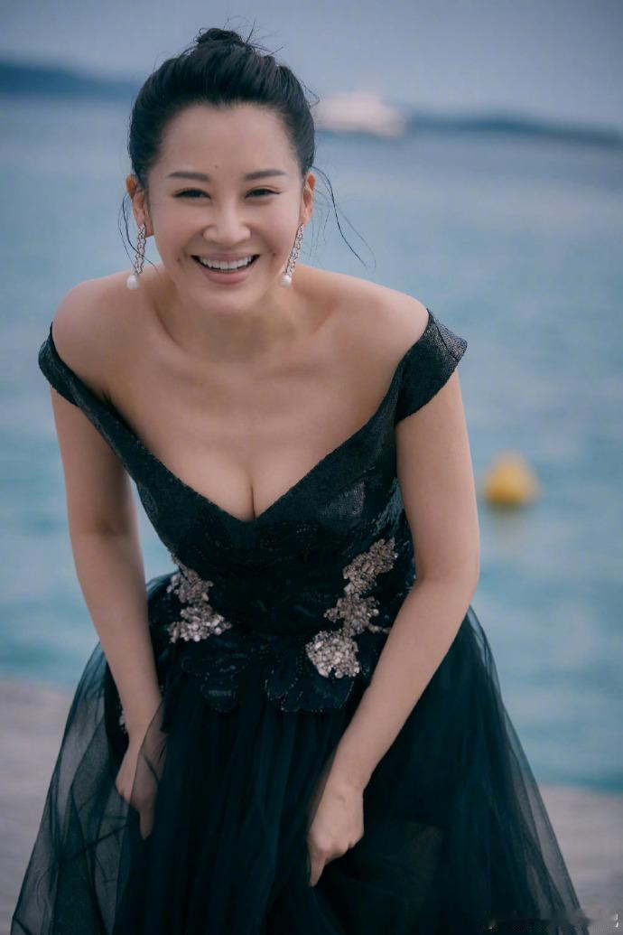 哪位女明星的颜值惊艳到你了?
许晴的美，这么多年真的是内娱无代餐！！
可惜就是现