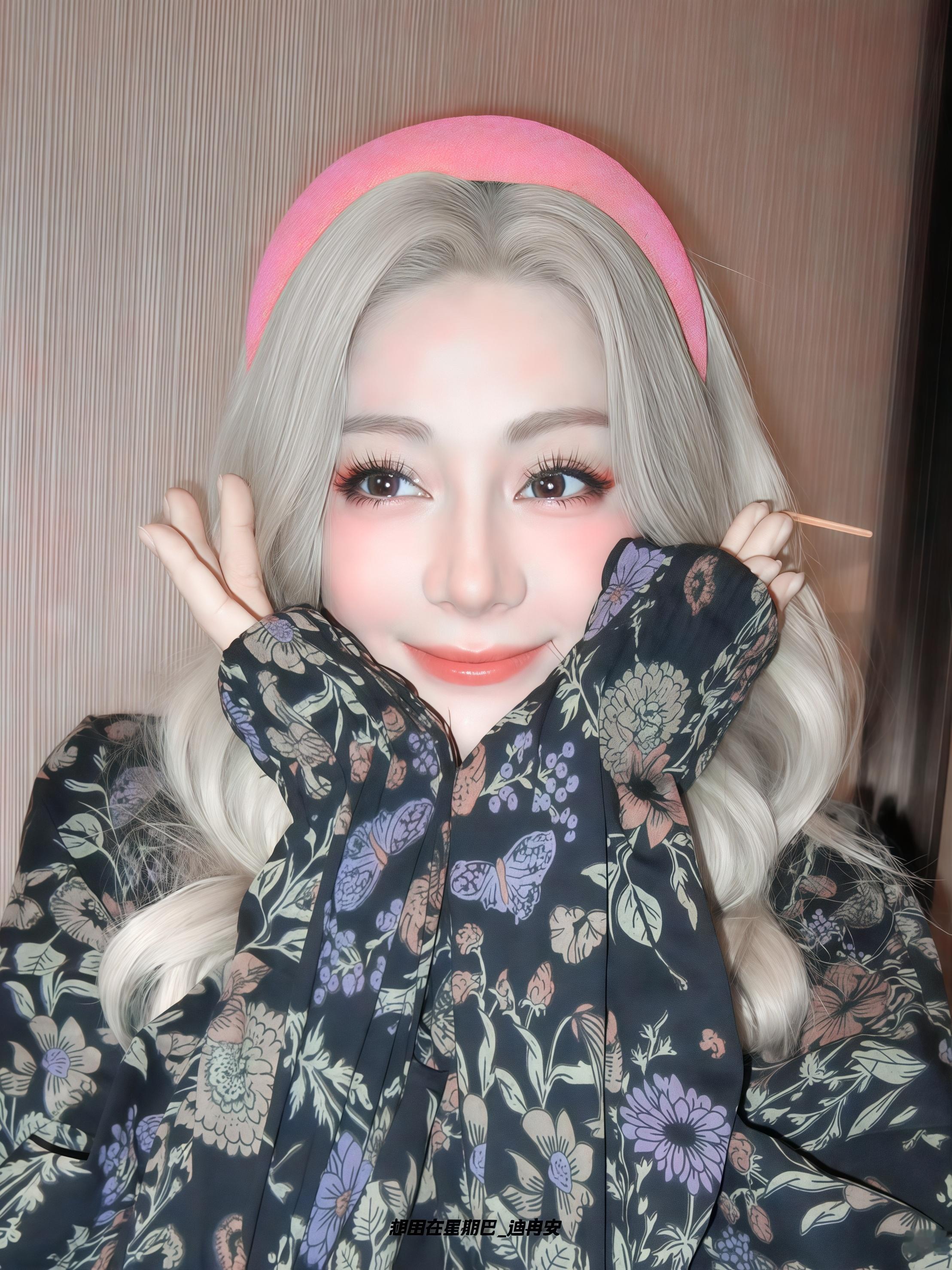 迪丽热巴贺思慕 dlrb迪丽热巴 这个世界乱糟糟的，而你干干净净，悬在我心上，做