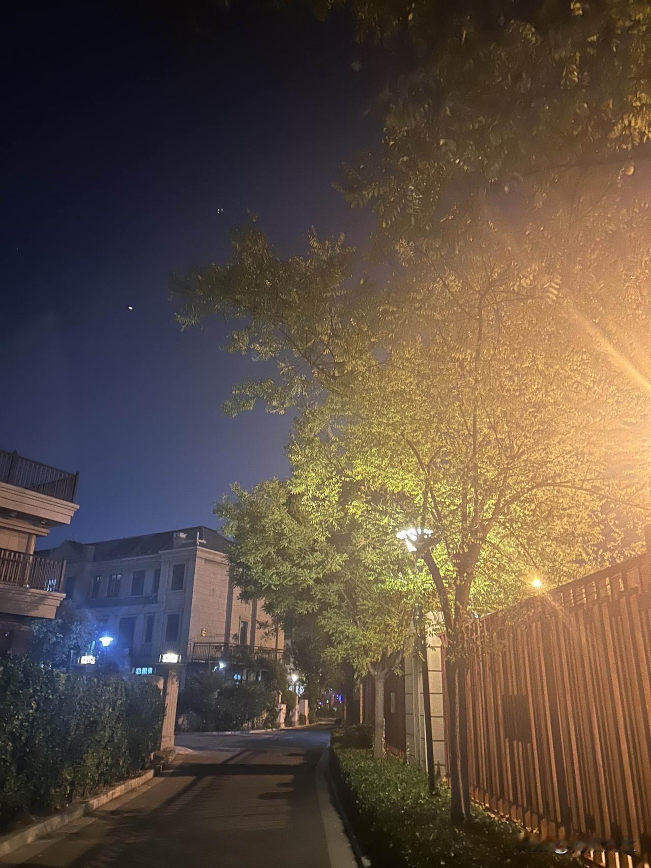 中年女人活的有多通透，确切的说90后的中年女人活的很通透。

晚上的瑜伽课是肩颈