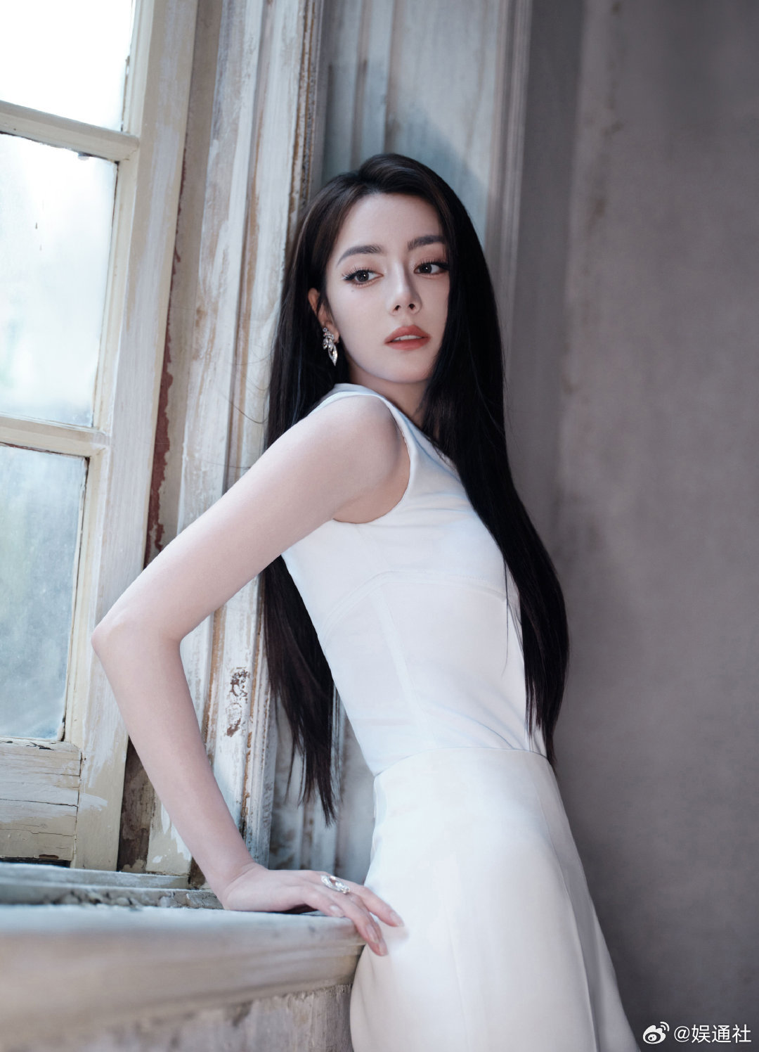 金鹤龙化的迪丽热巴冰刃御姐妆金鹤龙化的迪丽热巴冰刃御姐妆，迪丽热巴 路虎卫士 