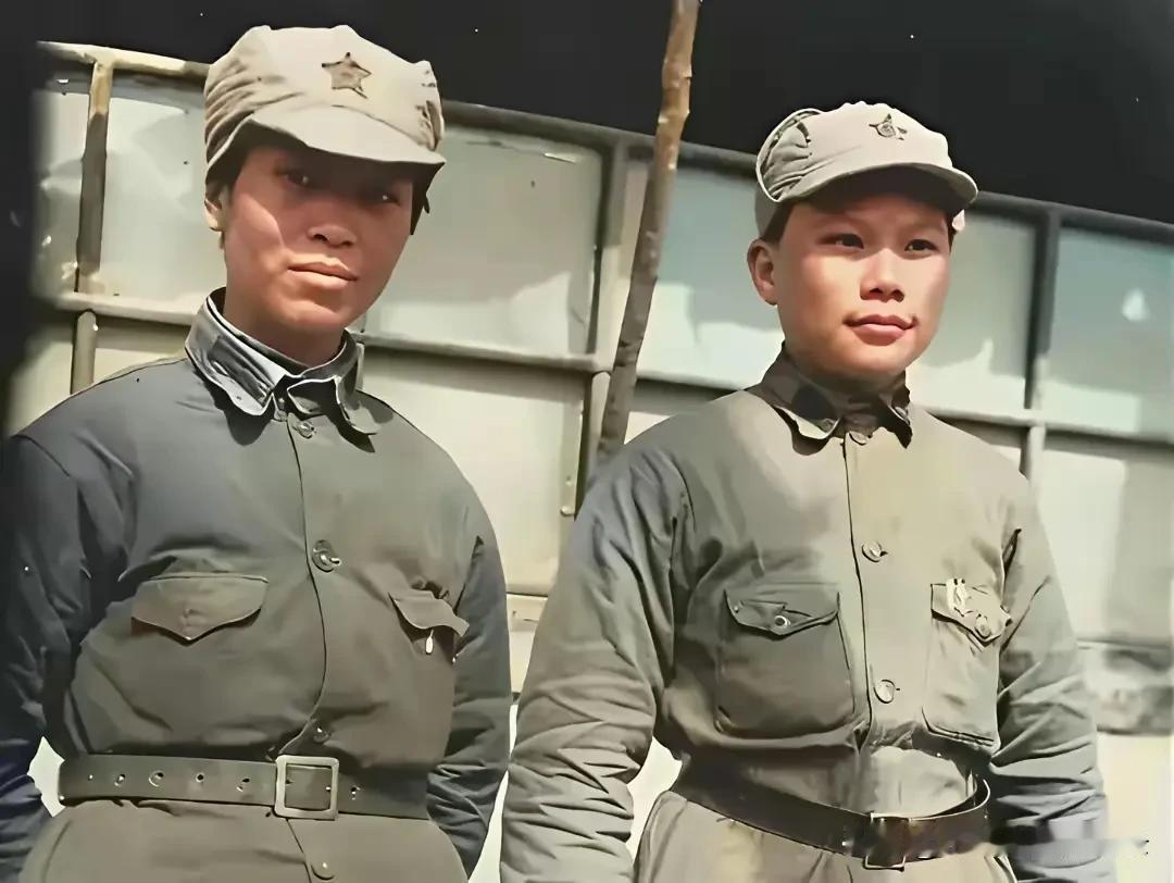 1937年，28岁的贺子珍与26岁的康克清在延安抗日军政大学学习时合影。