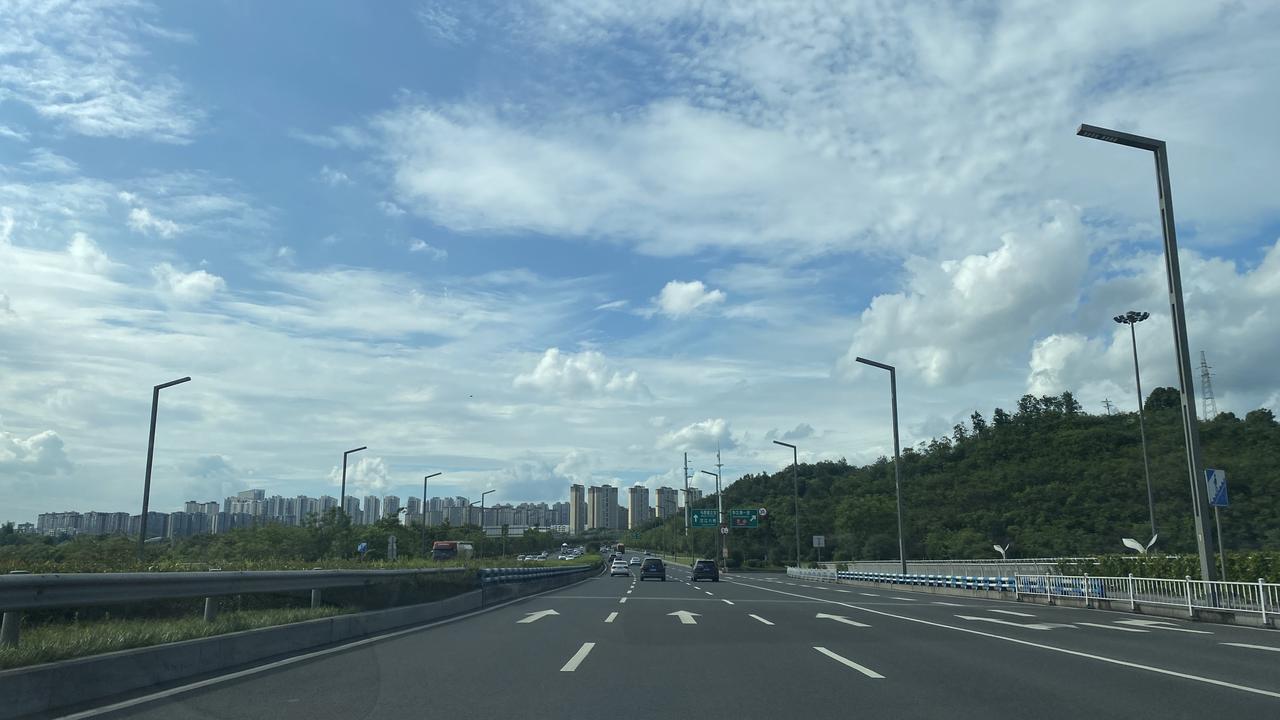 今天走二环路，真的被头顶的天给惊艳到了。
说出来好多人可能不信，咱们泸州海拔才三