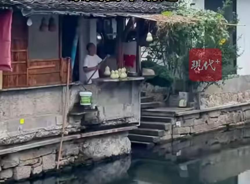 浙江绍兴 “葫芦娃爷爷” 重新挂出葫芦，景区确认：系老人本人悬挂，原因暂不清楚