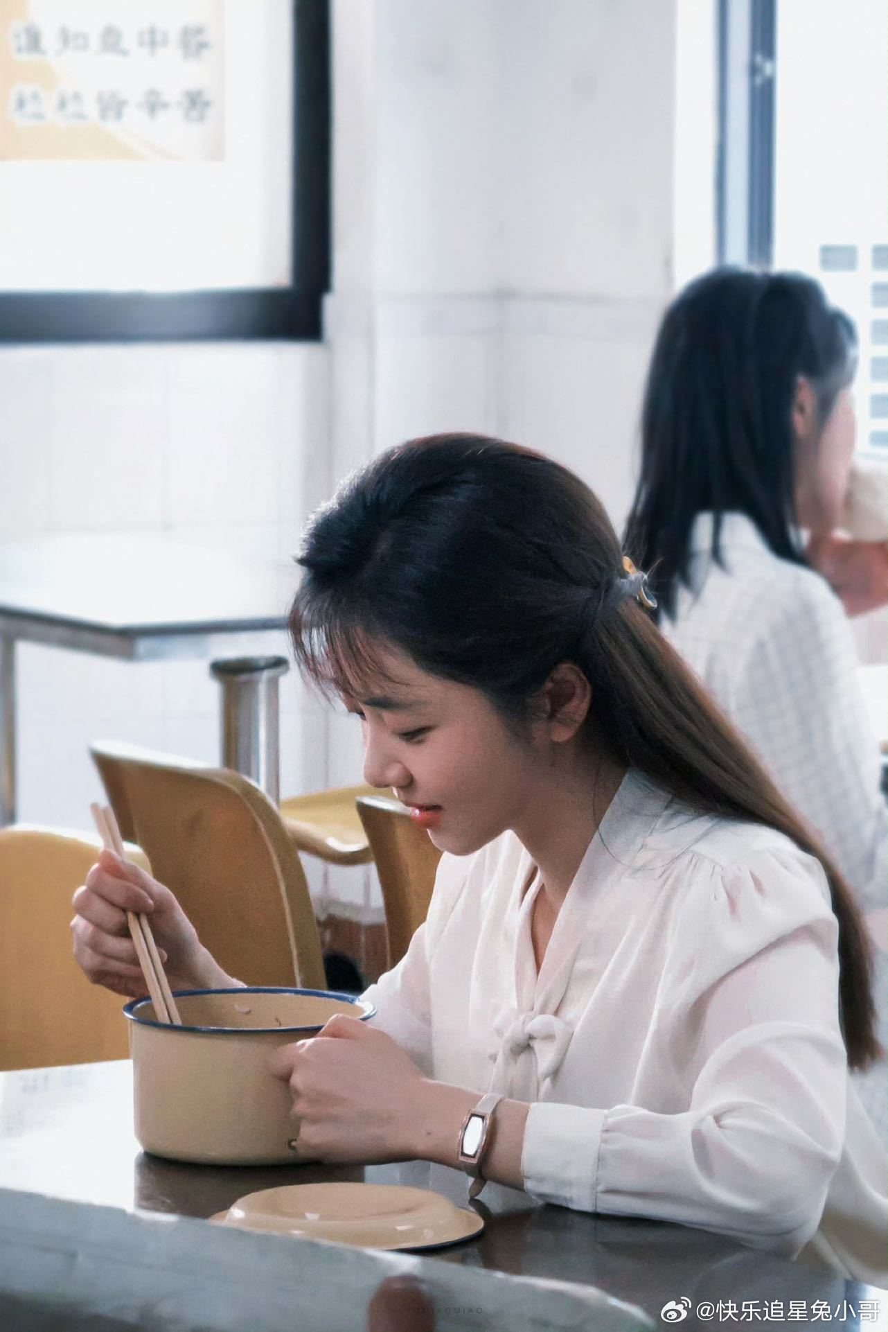 谭松韵王劲松刘威演谭松韵的两个爸谭松韵《我的山与海》今晚开播素雅恬淡干净的白月光