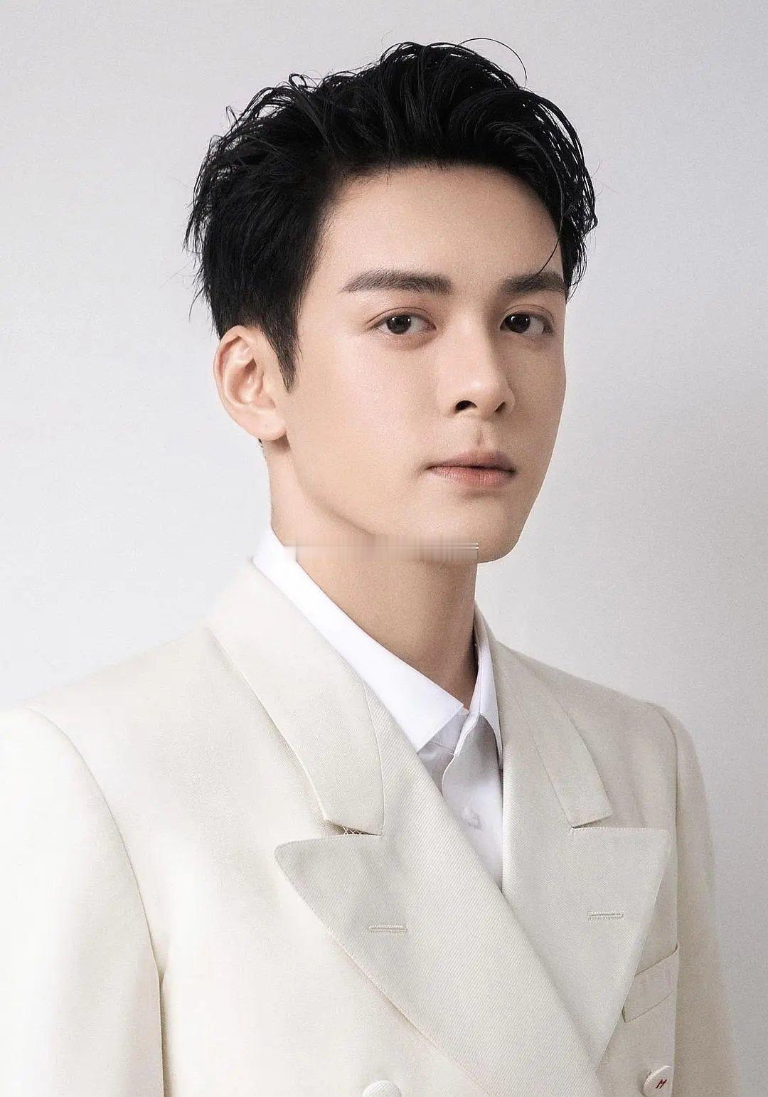 曾舜晞对🌸合作来说，是最好的那种生吧都说他🐵，其实我觉得他五官蛮端正的，而且