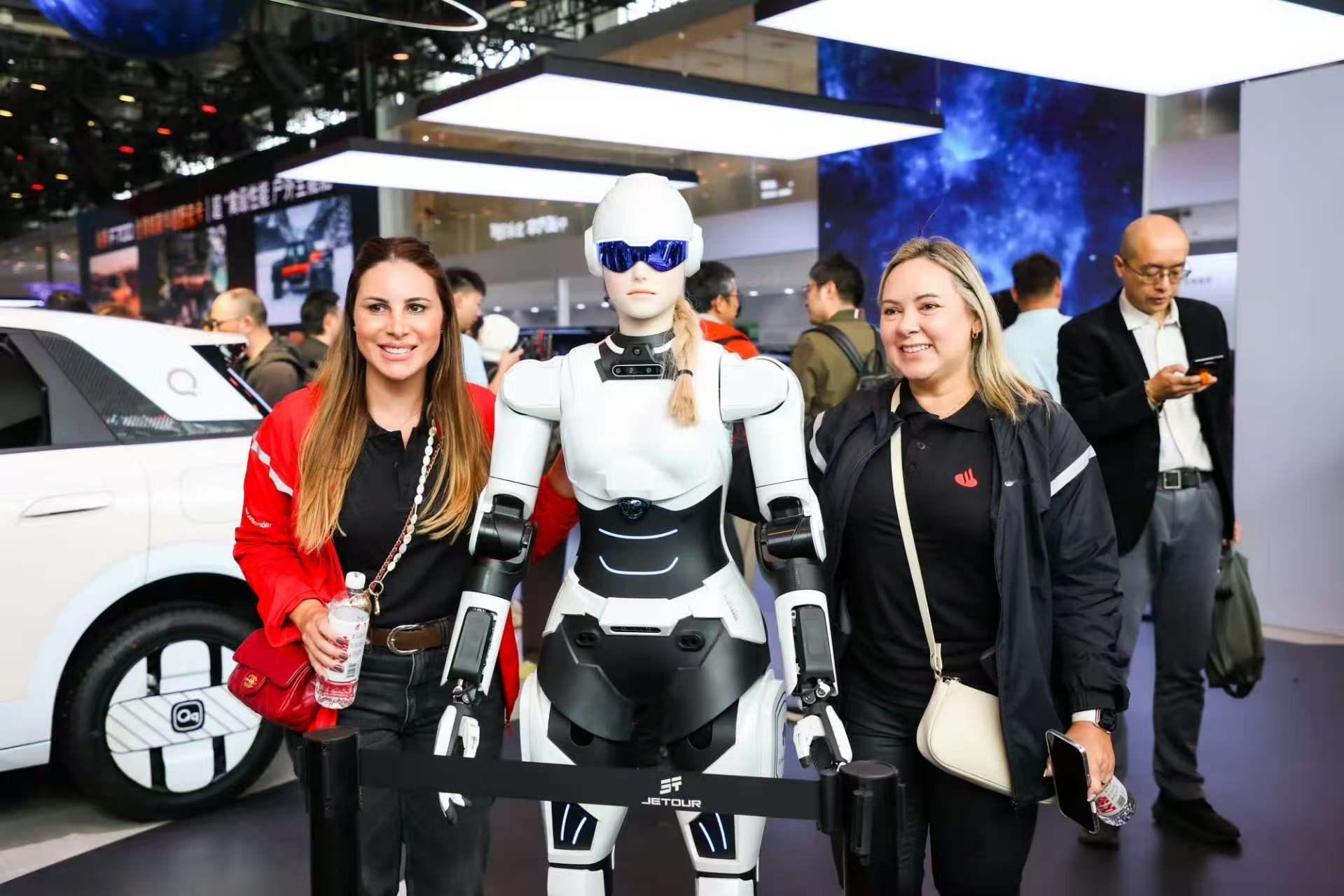 从北京车展看中国汽车全球化发展北京车展上奇瑞展台的热度，其实藏着中国汽车全球化的