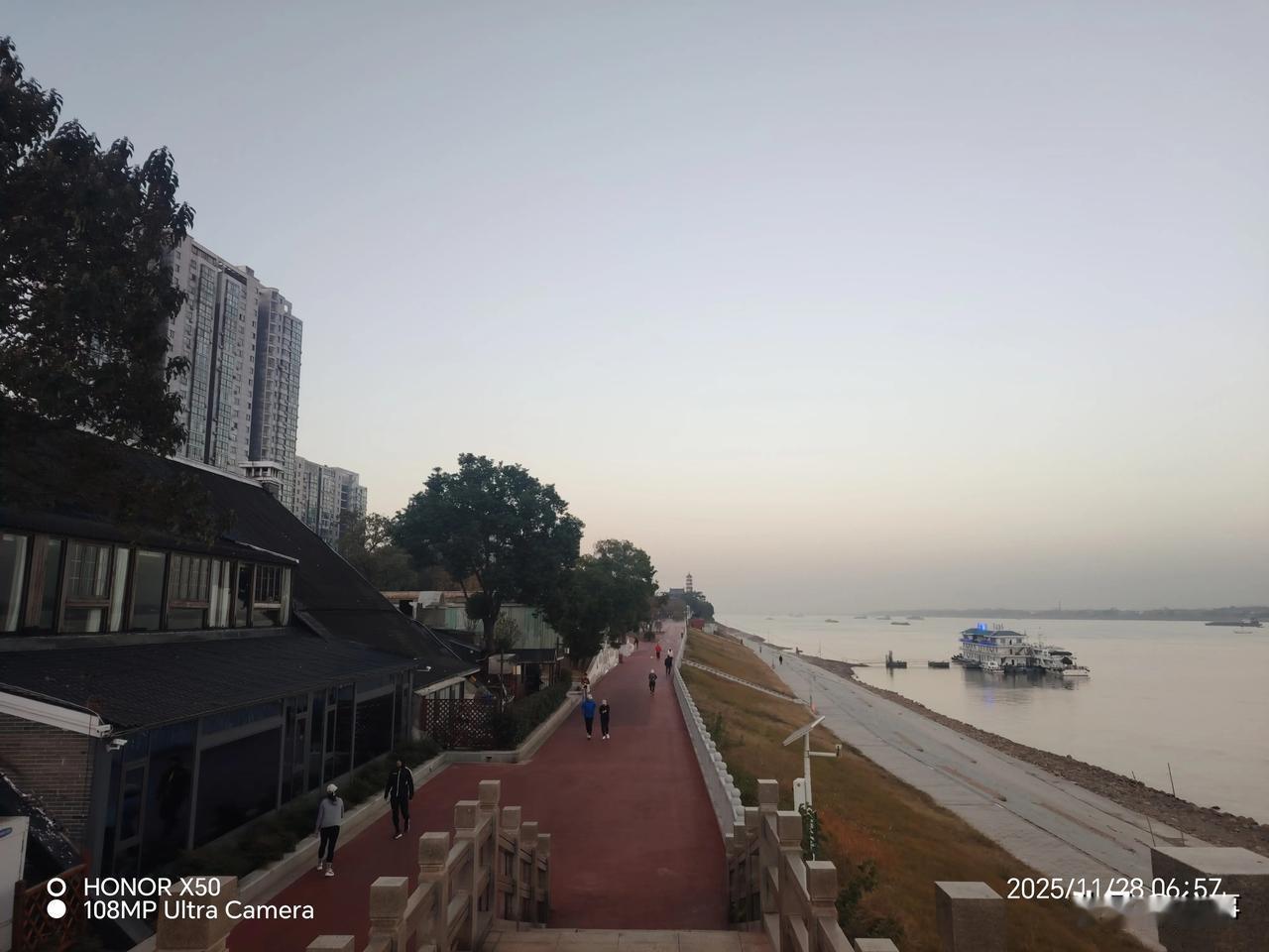 与鸿蒙共赴星光之约11月28日长江岸边晨练打卡“与鸿蒙共赴星光之约”