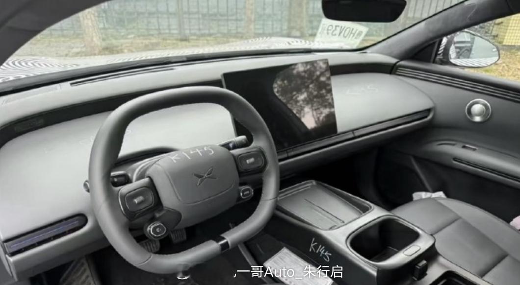 小鹏Mona L03的内饰谍照公布采用了一套全新的方向盘设计感觉方向盘有点粗不知