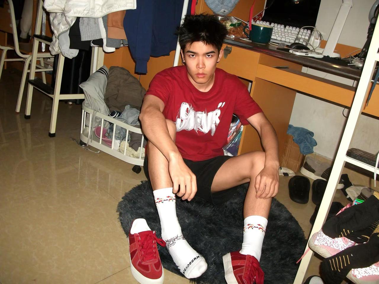 抹去我脸上的泪。极路客板鞋 黑皮 男生穿搭