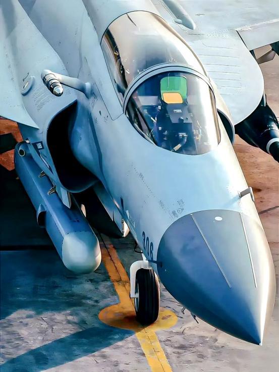 歼10很先进，却卖不过枭龙战机！光是今年，阿塞拜疆就订购40架枭龙战机，利比亚1