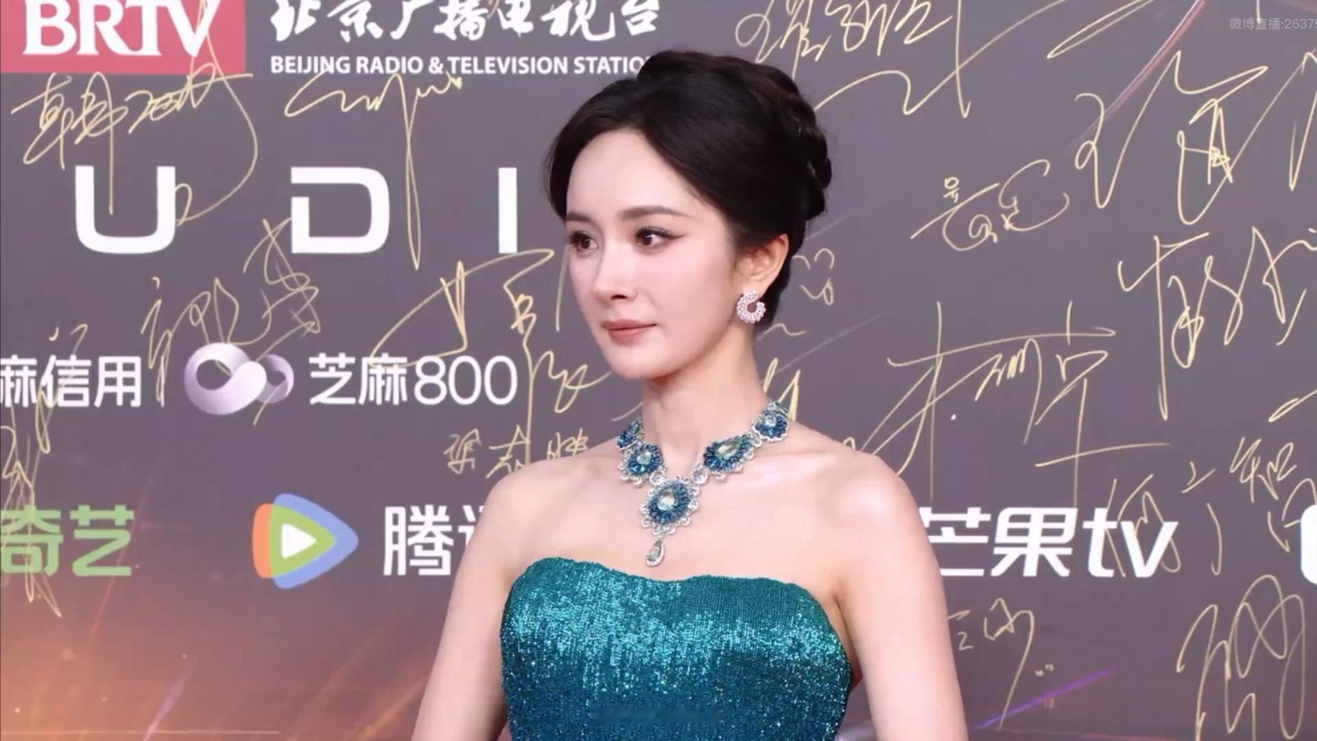 孔雀女王秒变小小交通指挥员～萌鼠俺了这个小幂😚杨幂指挥交通杨幂在红毯指挥交通微