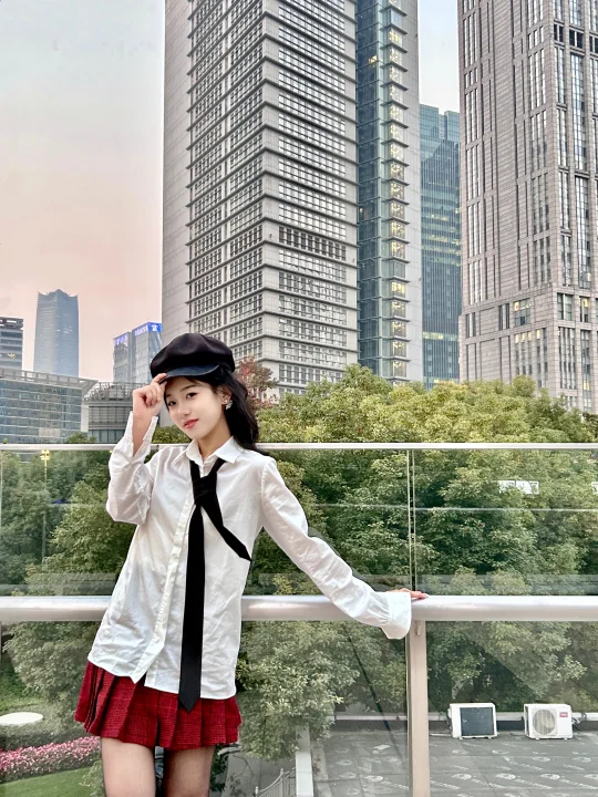 在陆家嘴的天桥上拍出了钢铁城市的感觉