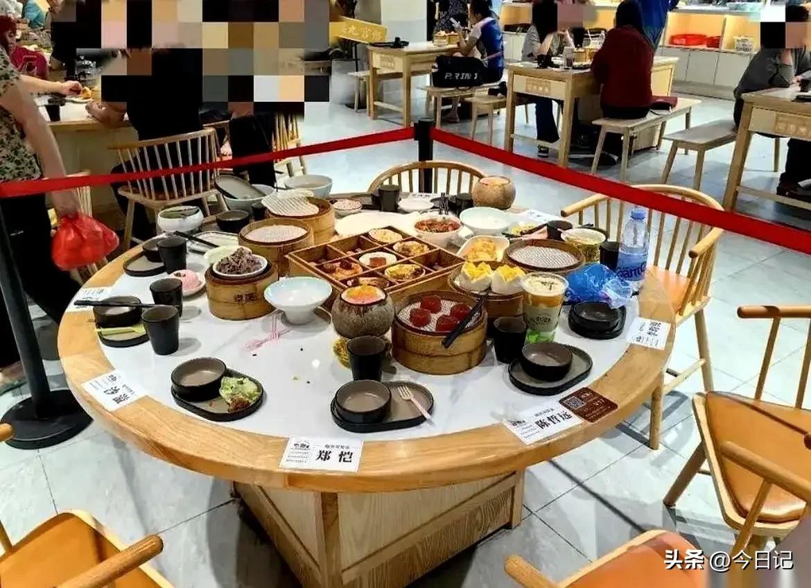 明星吃过的剩饭都能供起来，
这不是重点，
重点是戏子不能给自己的生活带来任何改变