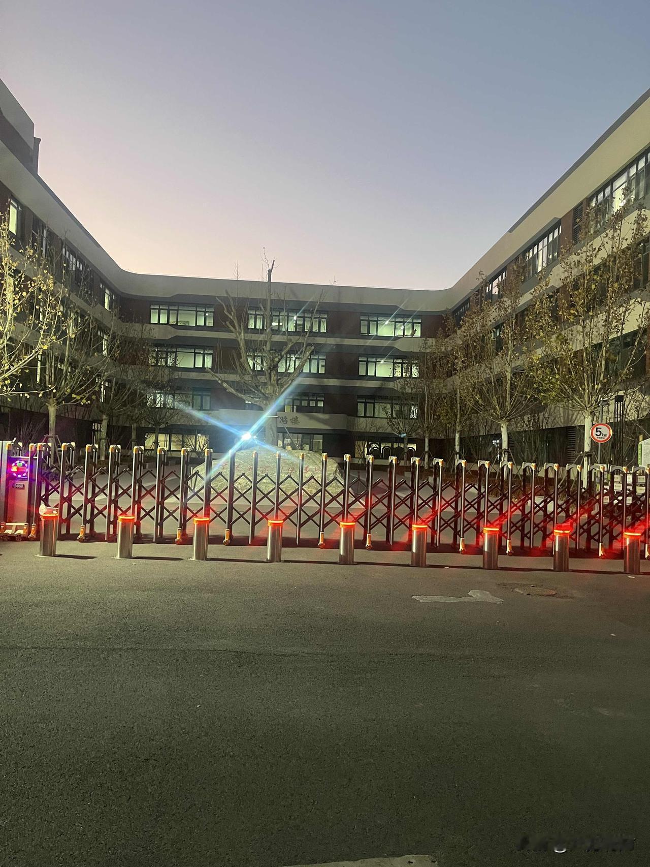 学校门口等娃，伸缩门后暖黄的教室灯晃得人心里软乎乎的。小家伙蹦跶着扑过来的瞬间，