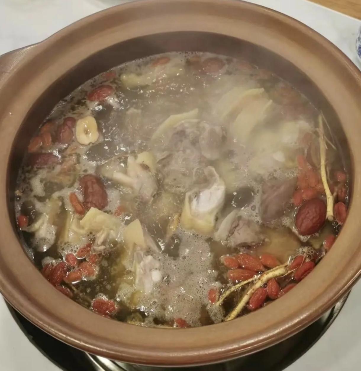 为什么这几天都是香港的人过来食莫氏鸡煲呢？有人问能不能在香港开分店？我认为是不可