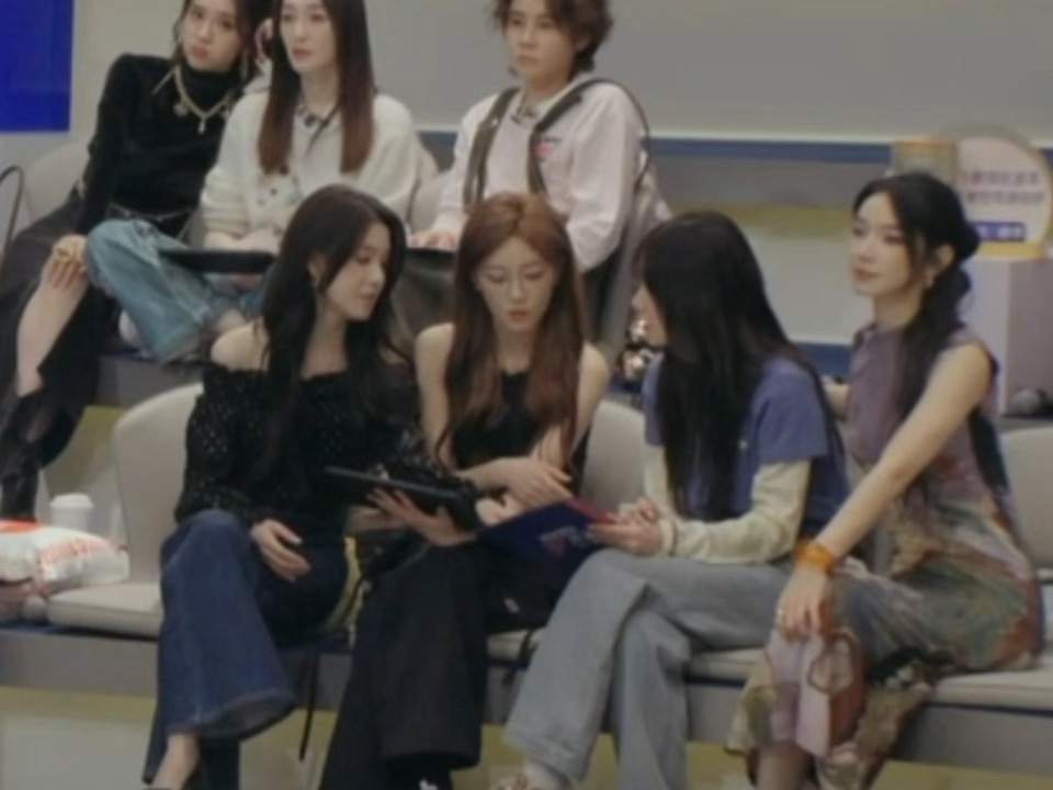 瑶台月下就这样偷偷换位置坐一起了。。。乘风2026一公选歌组队