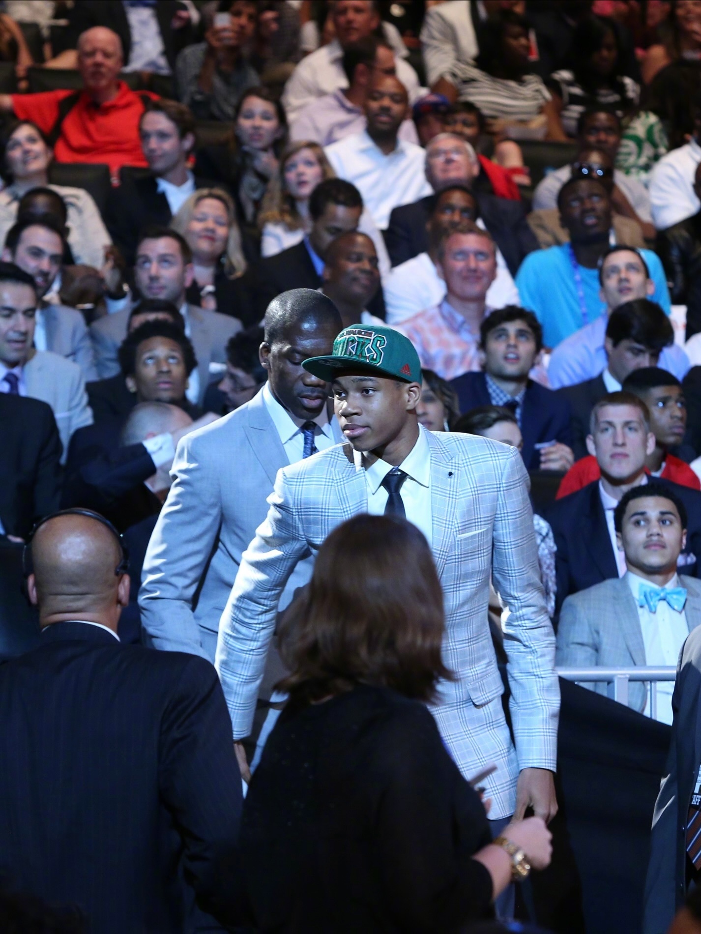 哪个人会想到新秀赛季看起来稚气未脱，甚至有点娃娃脸的字母哥，会变成现在这样的肌肉