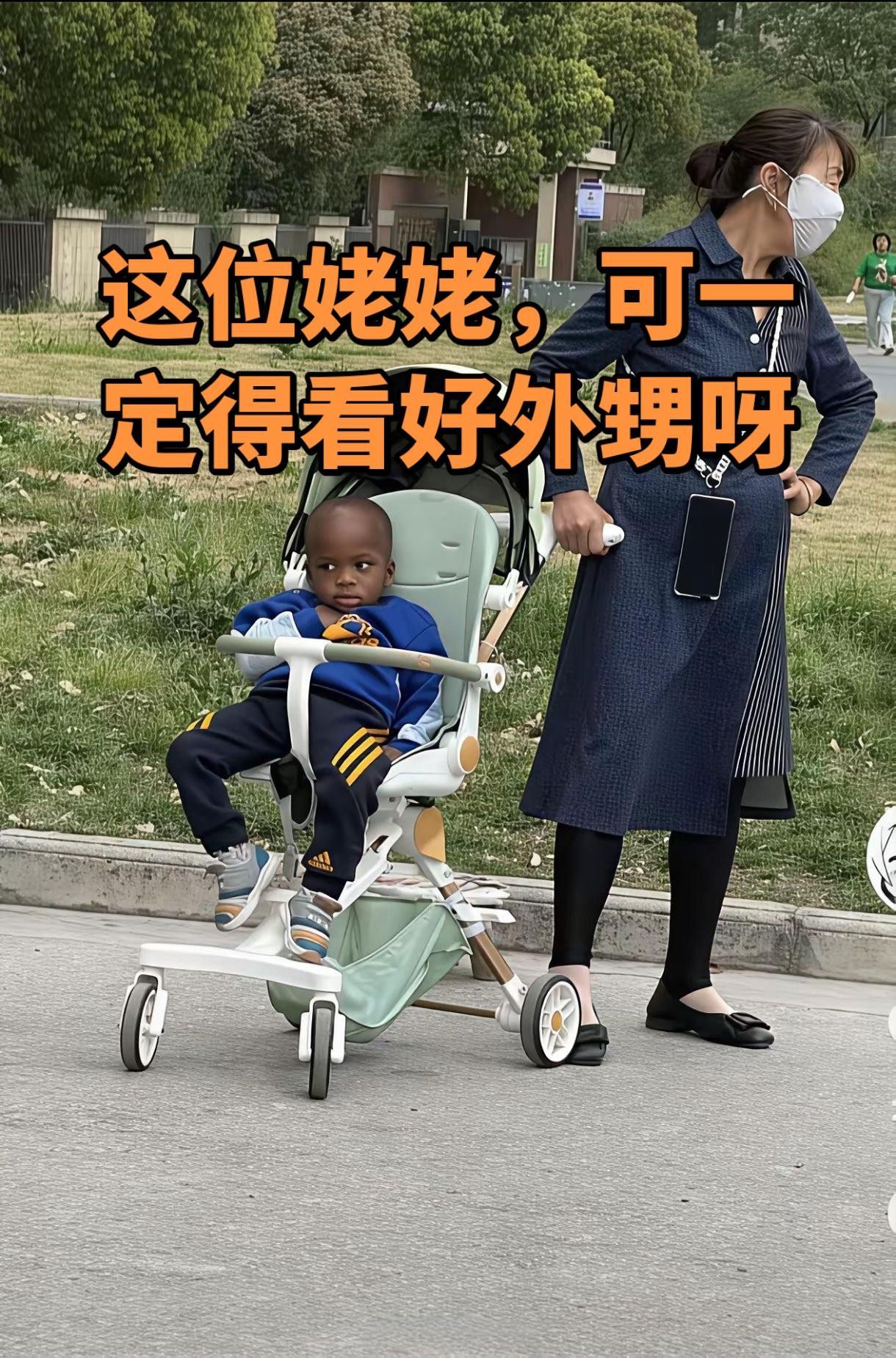 这位姥姥可得时时刻刻看紧身边的小外孙，寸步不离多留心，人多眼杂千万不能松懈，可别
