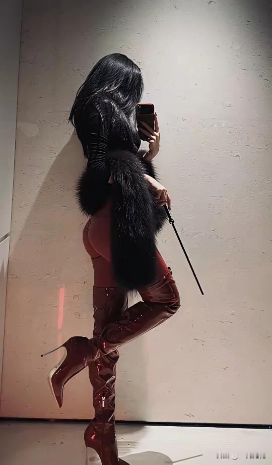 红衣美人倚墙立，黑发如瀑映灯辉。