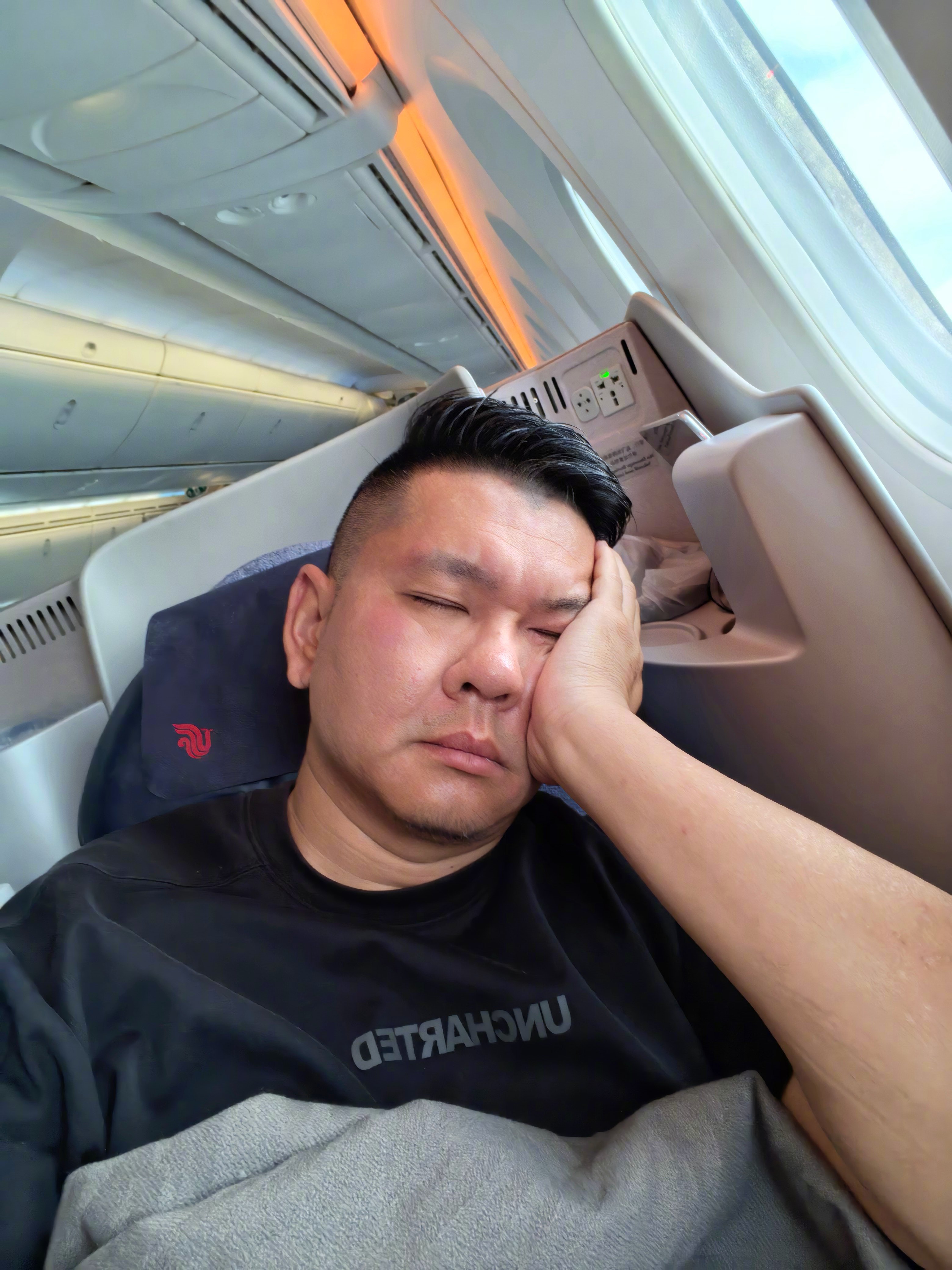 今天经历老特么恐怖所谓鬼压床了。飞机上，临近落地，座椅调起来了，不是躺着，我就这