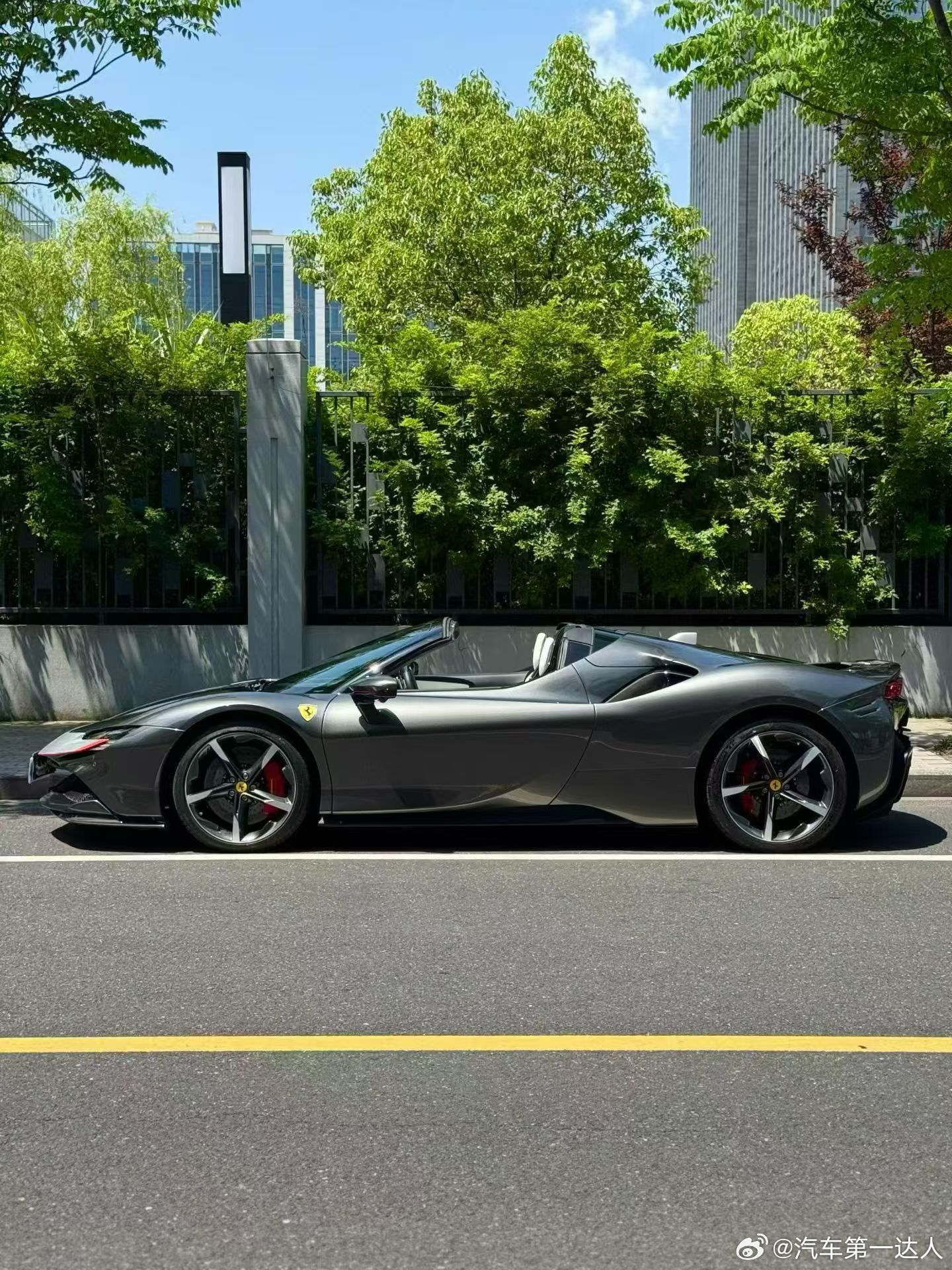 法拉利sf90敞篷，23年银石赛道灰/白内仅9900km 