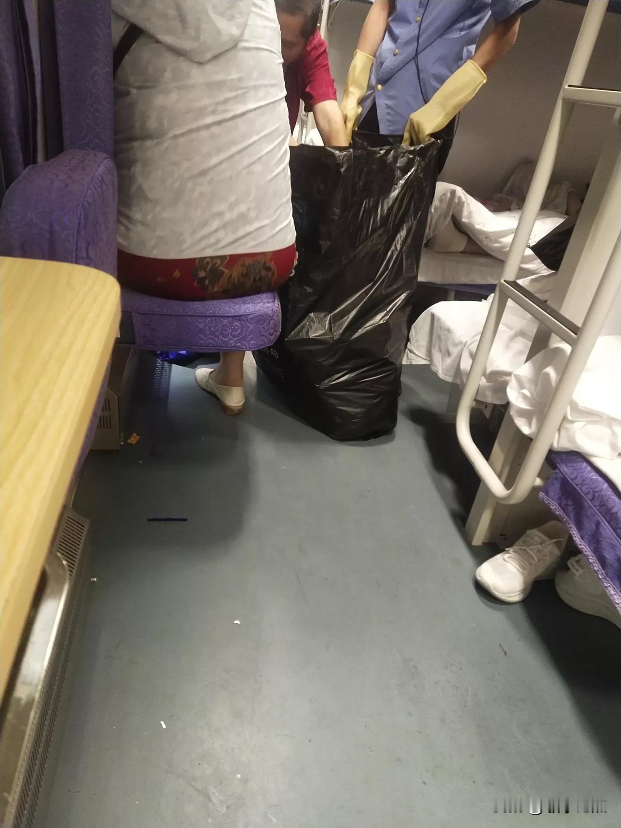各行各业都有自己的难处，出了次远门，坐了火车，发现列车员真辛苦，拿着个半人高的大