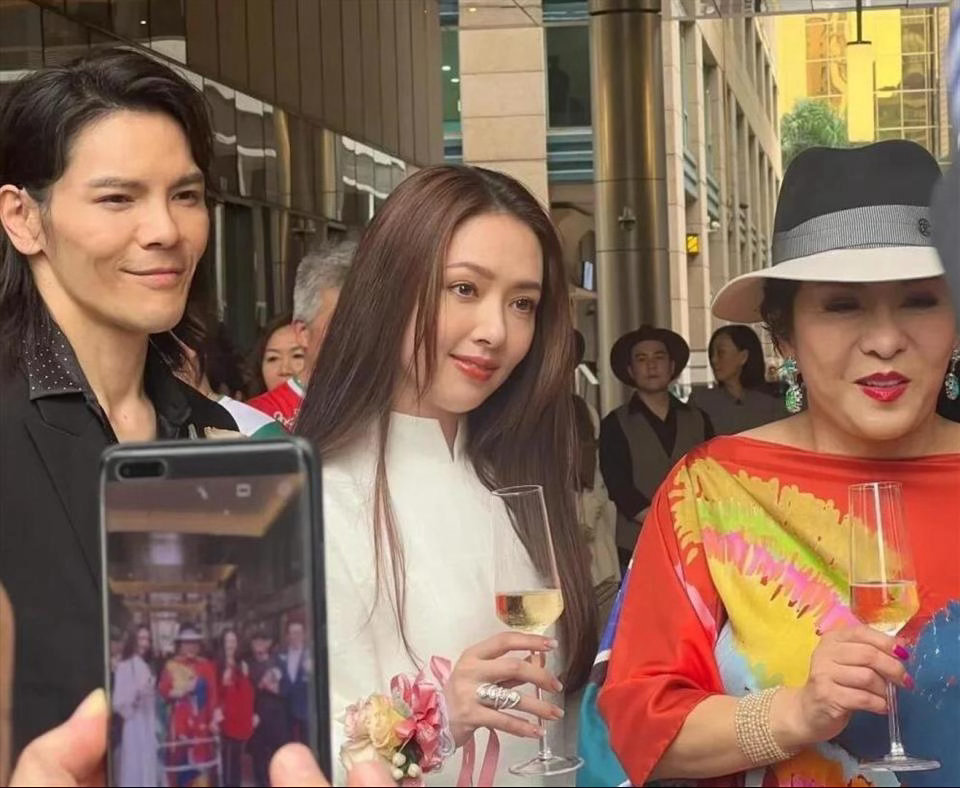 向佐不再隐忍！深夜发文怒斥，向太体面全无，原来郭碧婷没说谎 ​​​