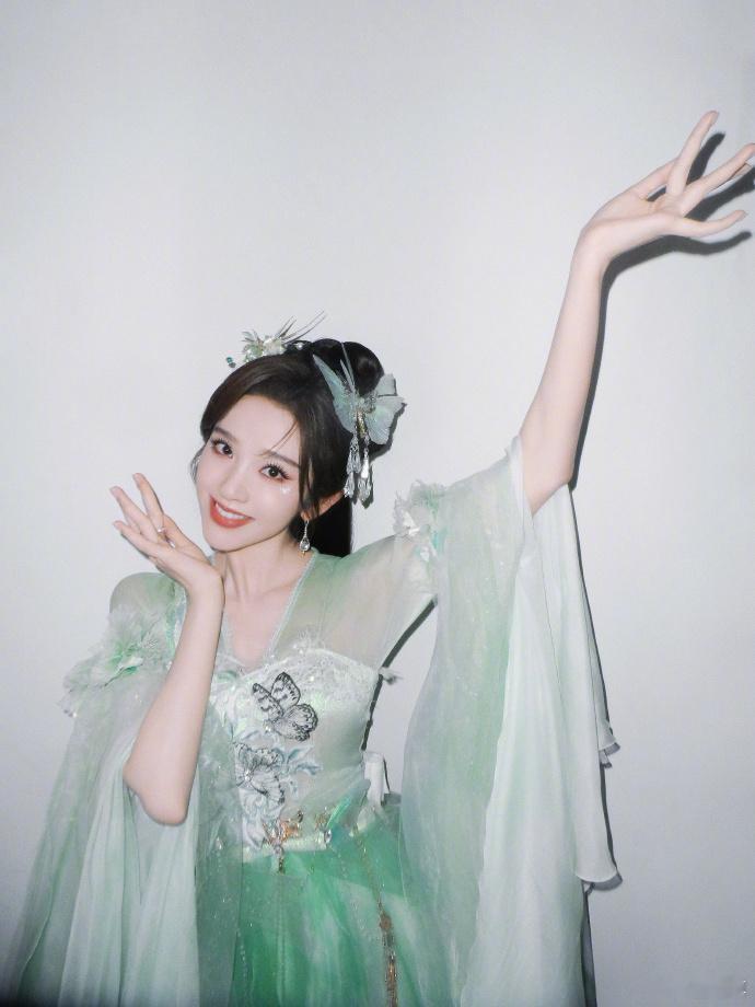 唐艺昕唐艺昕四公胆小鬼造型唐艺昕最适合女团妆的人来了二公浓妆搭配红黑绑带气场全开