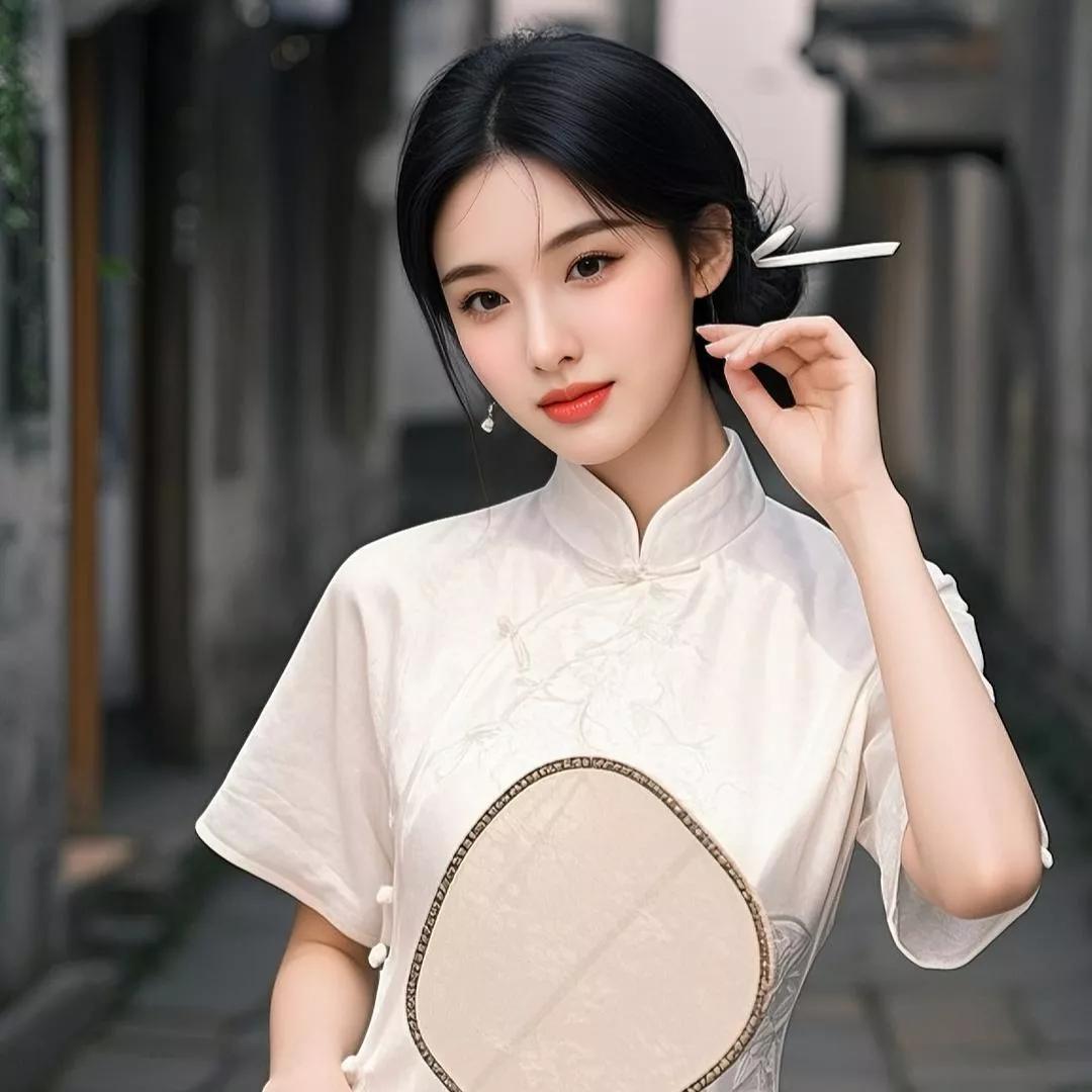 古风少女在江南小巷，温柔如水。温婉国风美人 温婉古风美女 古典气质女孩 古典美少