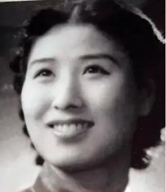 1940年，23岁的抗战女英雄郑苹如被特务押到城外小树林，特务猥琐的笑道: